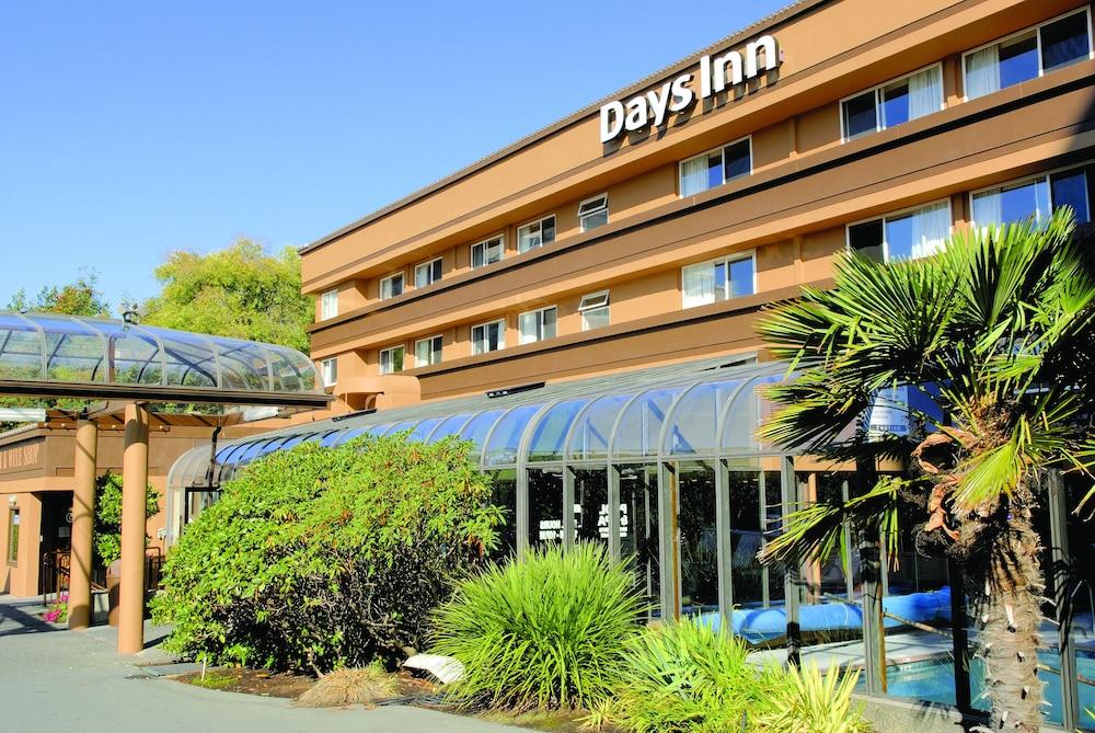 Days Inn By Wyndham Victoria On The Harbour Esterno foto